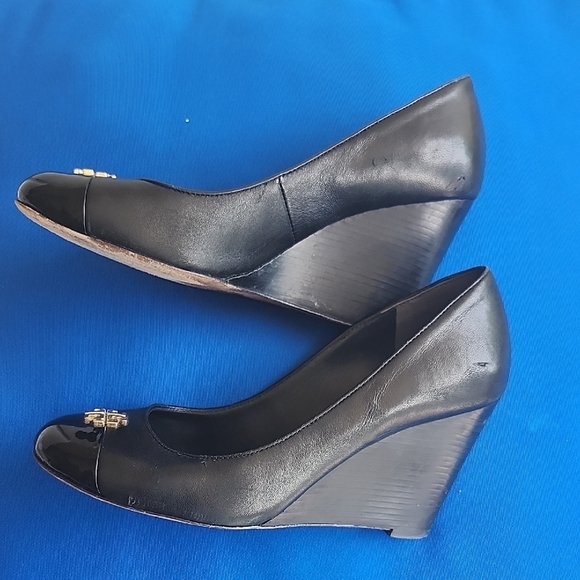 Tory Burch Black and Gold Leather Heels with Timeless Design - Picture 4 of 16